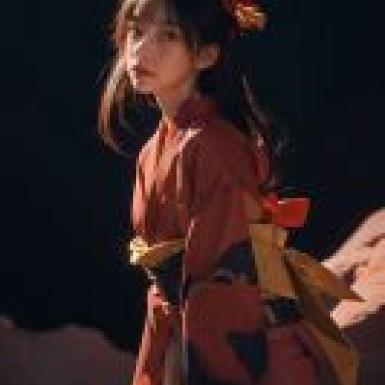 Dasha，The girl in the red kimono looks sad.