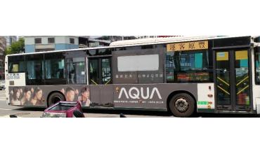 台中公車廣告 一堆男女向旁邊看 AQUA 是什麼?