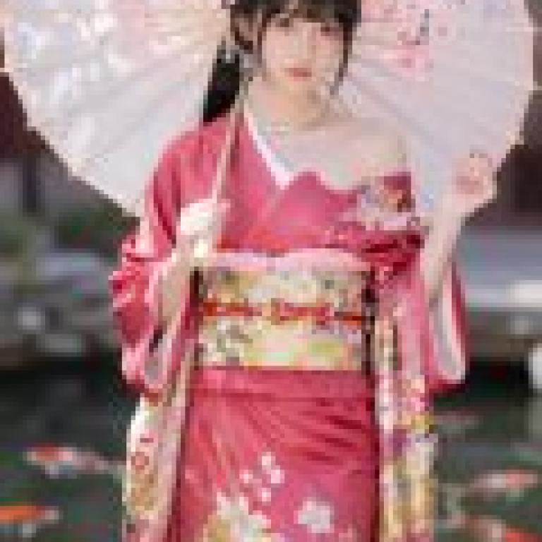 Cherry blossoms and kimonos，Model in pink kimono.