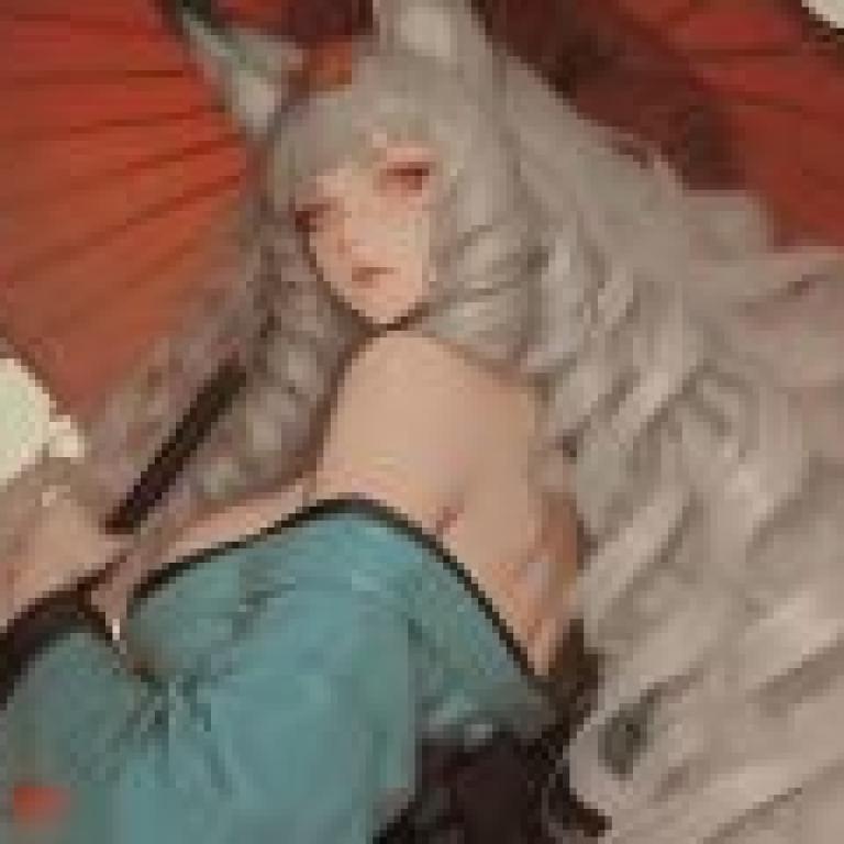 狐仙，一隻貓女撐著傘，背景是紅色的樹葉。