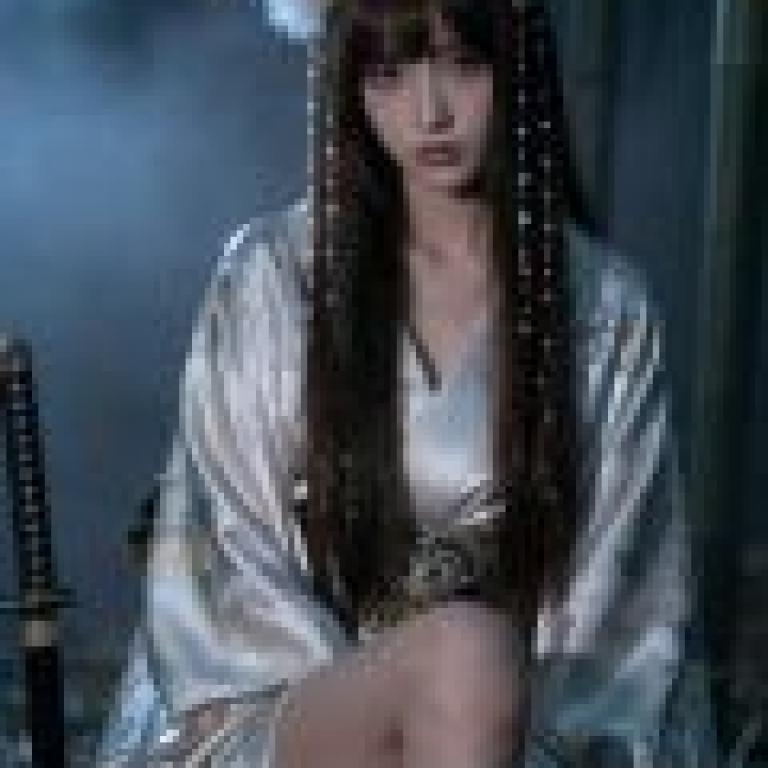 護送公主的旅程，一位身著日式服裝、頭戴白色羽毛的少女。