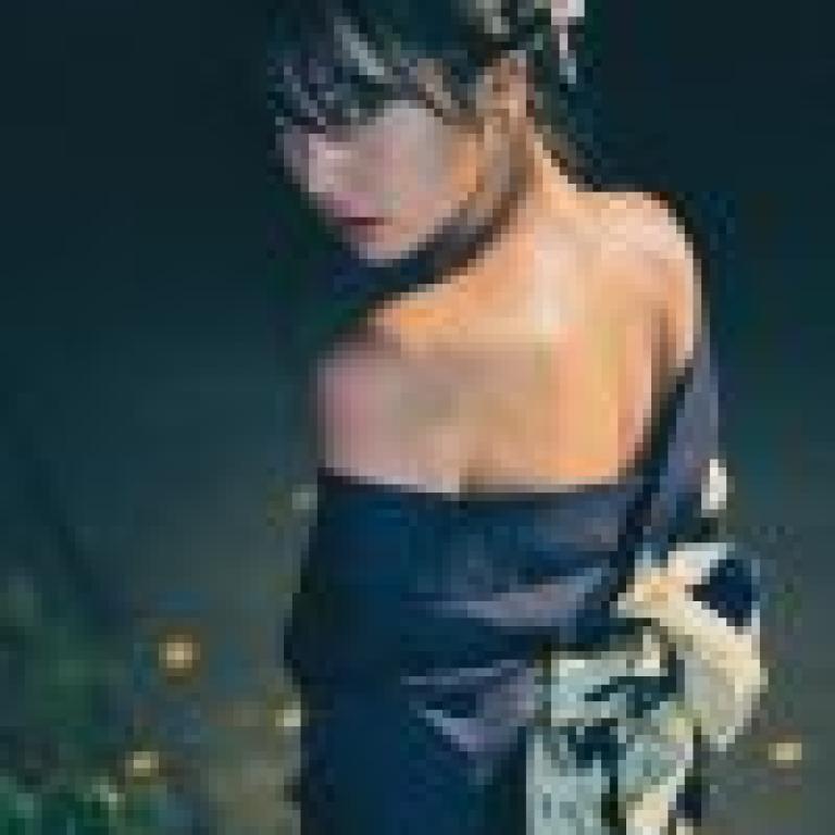 girls，A woman with black hair and a floral kimono.