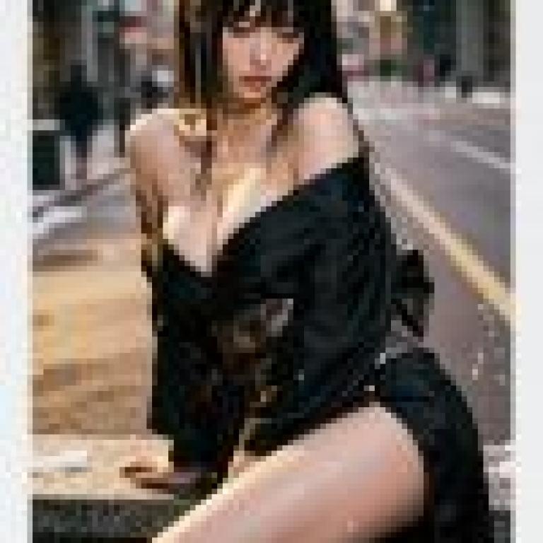女孩們，日本模特兒站在牆頂上。