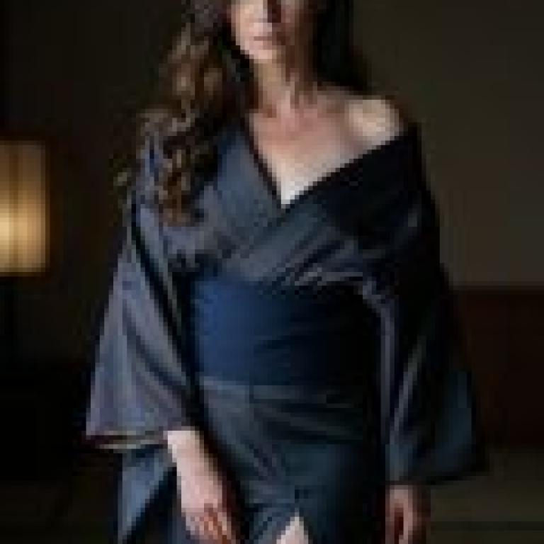 和服魅影，一位身著和服、擁有烏黑長髮的美麗女子。