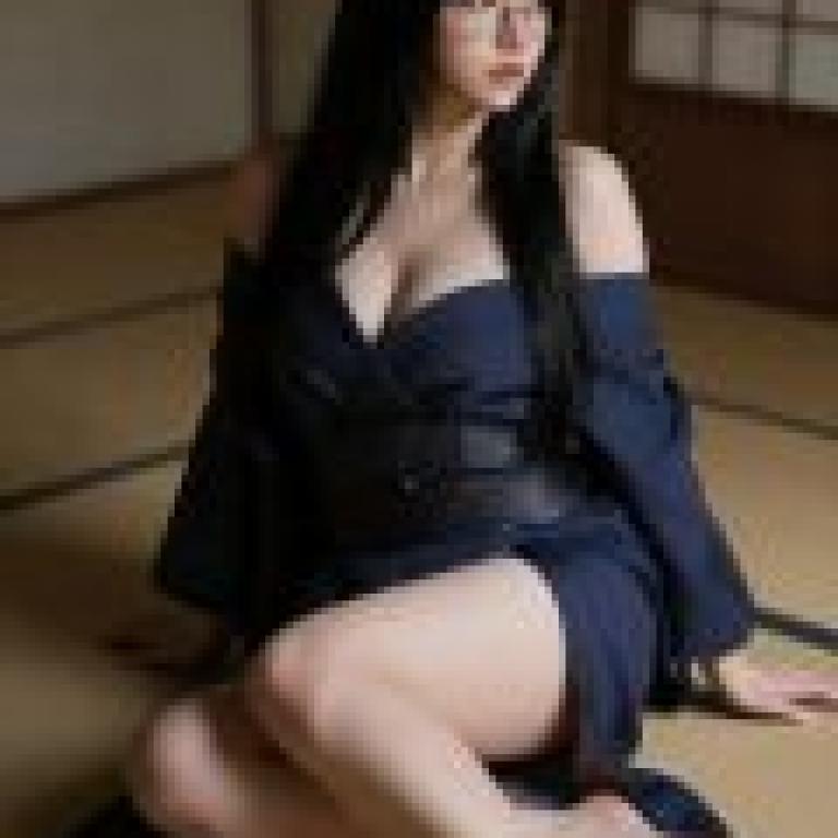 日本老宅幽靈，一個戴著眼鏡、穿著藍色洋裝的女孩坐在地板上。