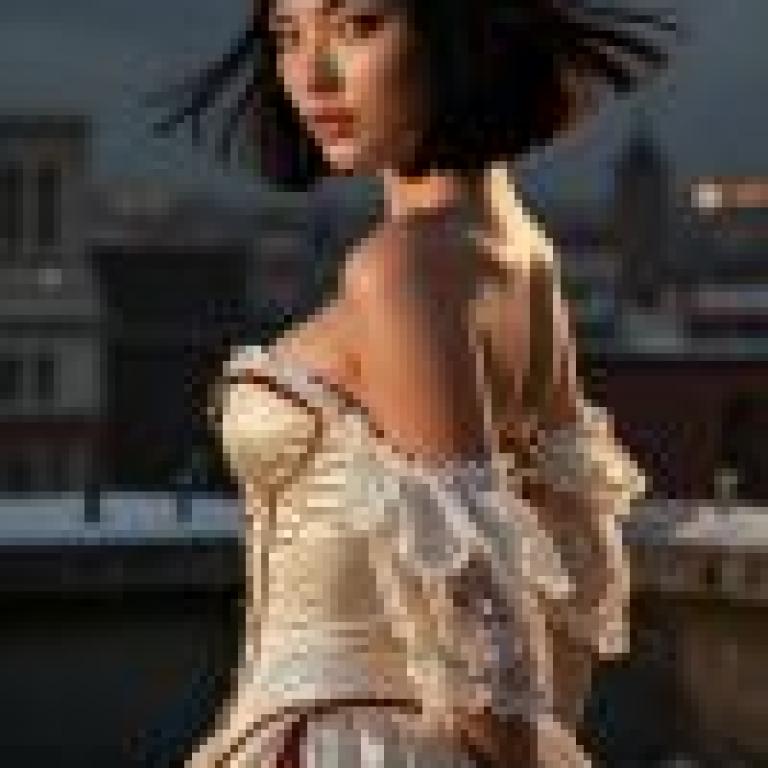 girl，Woman wearing a white dress.