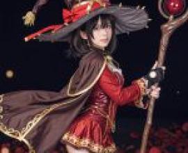 Super Magic，A witch in red and brown holding a wand.