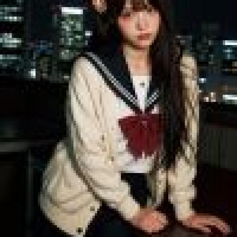 壓抑力量，一位身穿校服、黑髮的年輕女子。