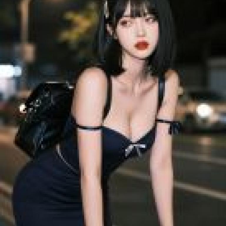 ZIT TRY01，女子身穿黑色連身裙，佩戴項鍊。