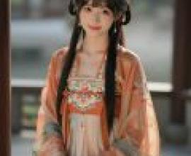 夢中的古代美人，一位女子穿著橙色連身裙，側邊點綴著紅色花朵。