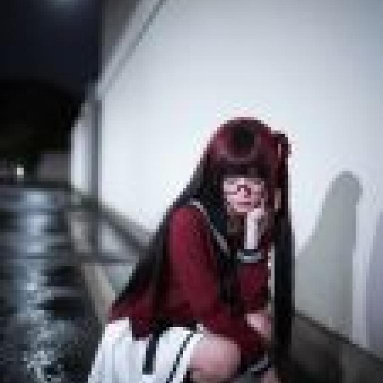 街頭女孩風格測試，一位留著黑色長髮的女孩正在擺姿勢拍照。