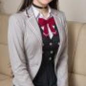 Yuki Suou Alya Sometimes Hides Her Feeling，穿著裙子、脖子上繫著領結的女孩。