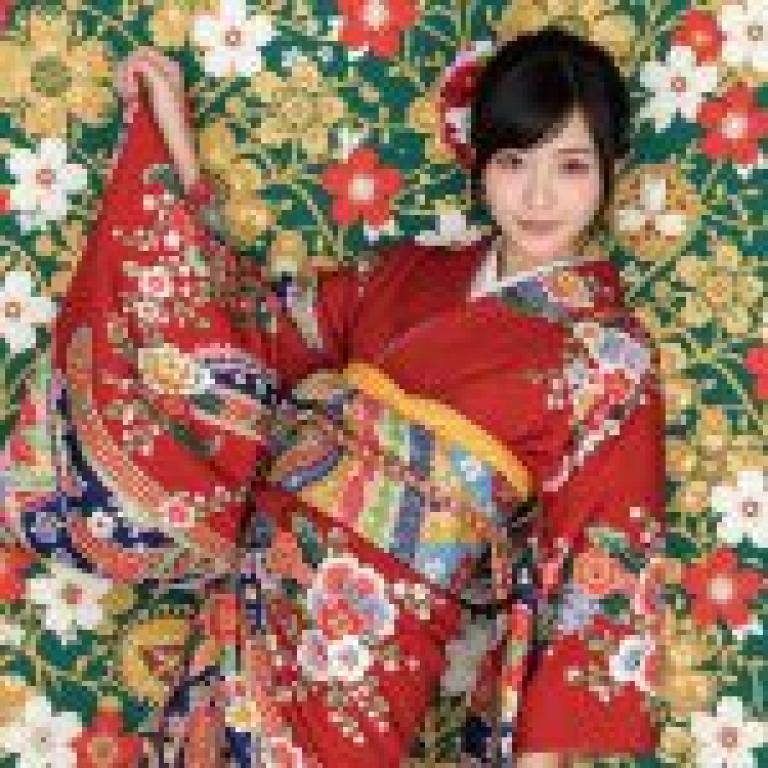 girls，Woman in red dress， wearing flowers as hair.