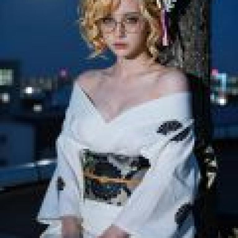 ZIT 01，A girl in white and black dress.