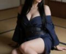 日本老宅幽靈，一個戴著眼鏡、穿著藍色洋裝的女孩坐在地板上。