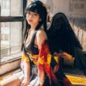 女天狗（傳統形象），生死未卜，身著色彩繽紛的女孩坐在窗台上。