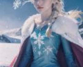 Elsa de Frozen，Blue dress with snowflakes on it.