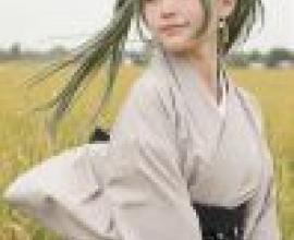parallel，A girl with a green hair band is wearing a kimono.