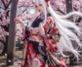 女孩們，一個穿著紅色和服、頭戴犄角的女孩。