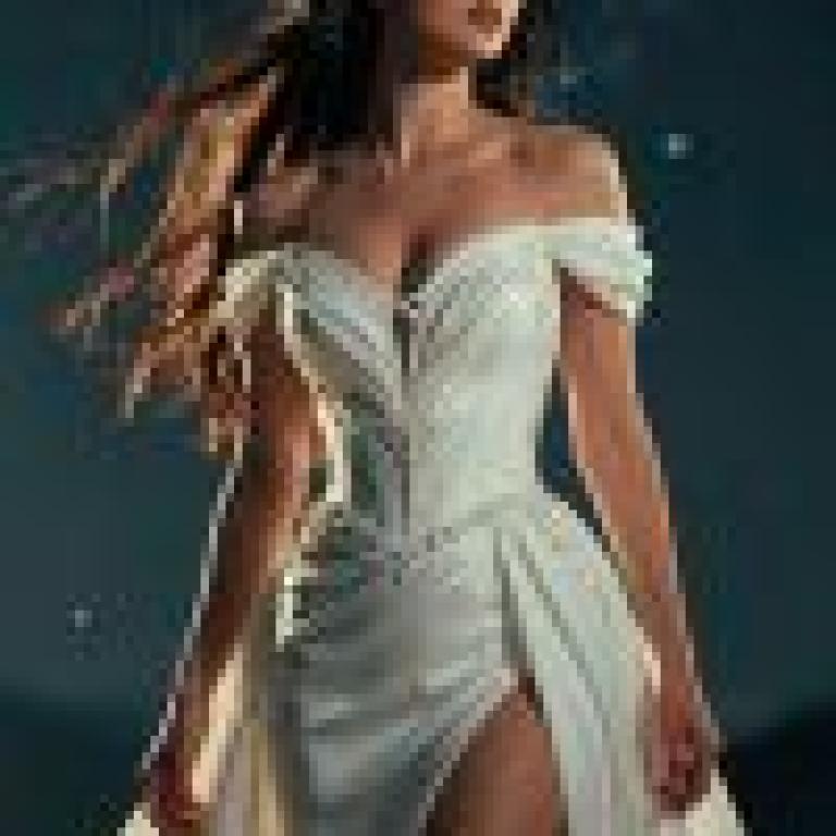 Dance of the Night，A woman wearing a white dress.
