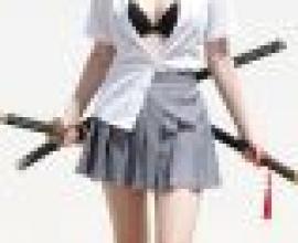 武士少女，身穿白色連身裙，手持刀劍和弓箭的女子。