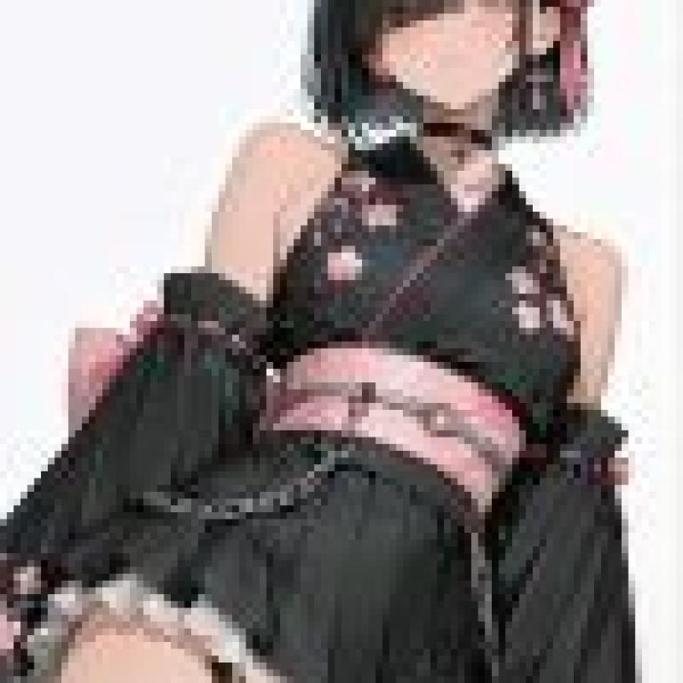 parallel，A girl with long black hair and bangs， dressed in a Japanese style outfit.
