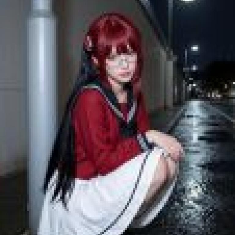 Street Girl Style Test，A girl is sitting on the side walk at night.