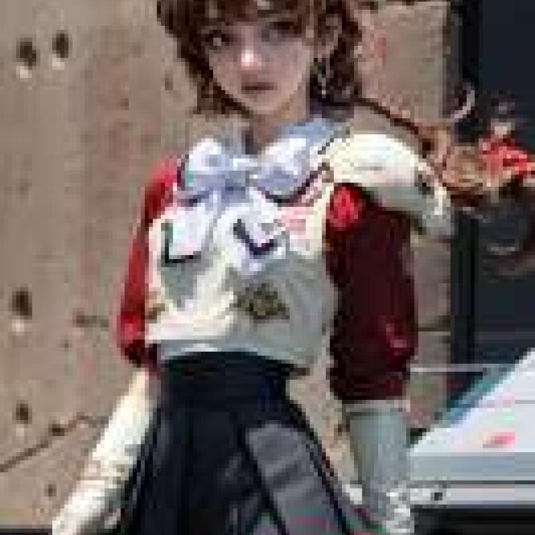 獅堂光  魔法騎士雷阿斯 Hikaru_Shidou，A girl wearing a red white and blue dress stands against a wall.