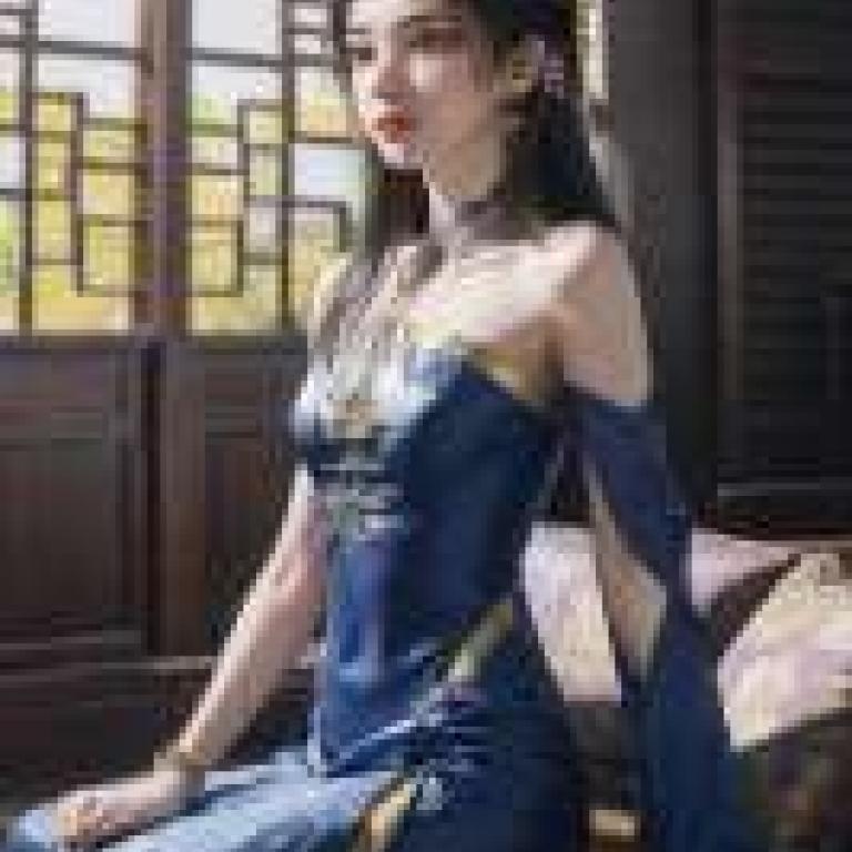 Li Muwan，A young woman in a blue dress with a gold trim.
