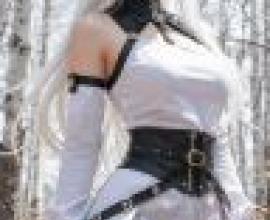 ZIT trans，身穿精靈裝扮、白髮、黑裙的女子。