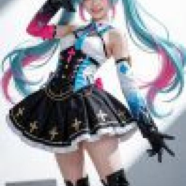 初音未來，一位有著藍色頭髮、穿著粉紅色和黑色連身裙的女孩。
