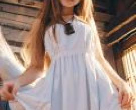 Spice and wolf，a girl with white clothing and fox ears.