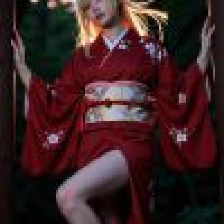 身穿和服的紅衣少女站在兩根柱子上。