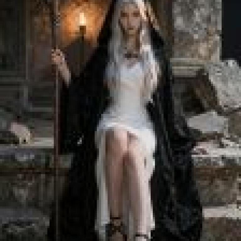 witch，Girl wearing a black cape and white dress.