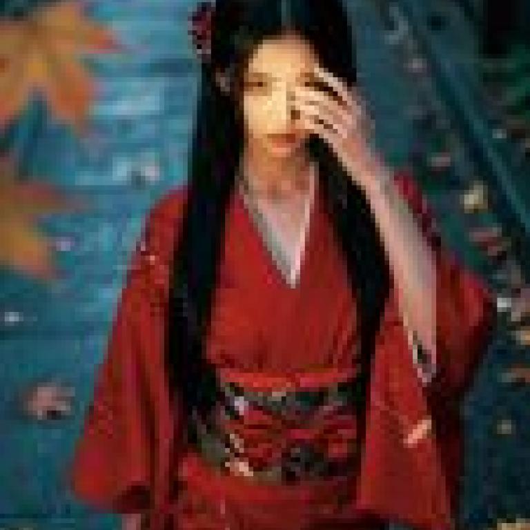 紅色和服，一位身穿和服的女孩，周圍環繞著樹葉。