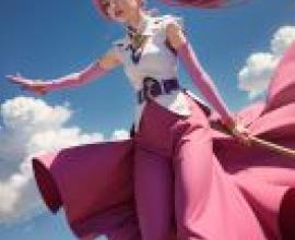 Arche Klein ToPA 女子穿著粉紅色服裝在風中飄揚。