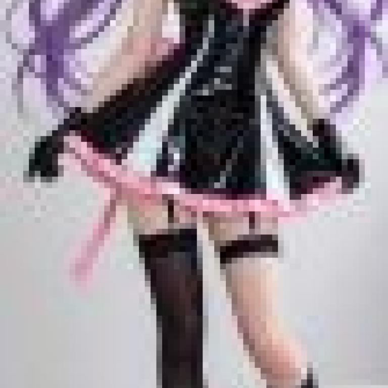 girls，A female doll in costume.