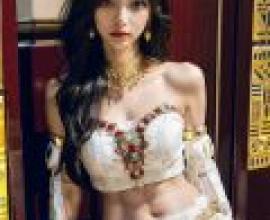 埃及女神，一位長著黑髮、戴金飾、身穿白色洋裝的女子。