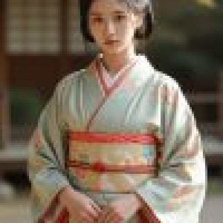 和服，一位身穿日本傳統服裝的女子低頭看著地面。