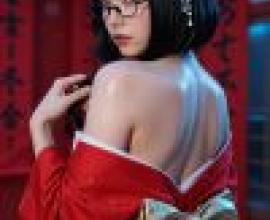 女孩們，一位穿著亞洲服飾、戴著眼鏡的女士。