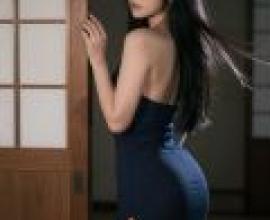 日本老宅幽靈，身穿藍色洋裝的女子站在門口。