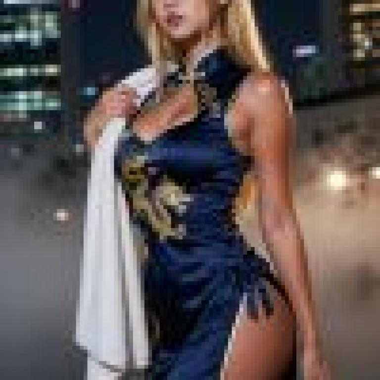 女孩們，一位身穿藍色碎花洋裝的女士。