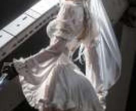 2B white wedding dress，White model doll dressed in white clothes and veil.