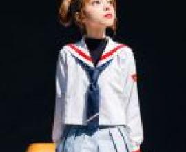 系列中的 Nelvana，櫻花阿瓦隆，一個坐在凳子上的年輕女孩。