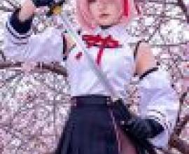 Different colors，Pink haired girl holding a sword.