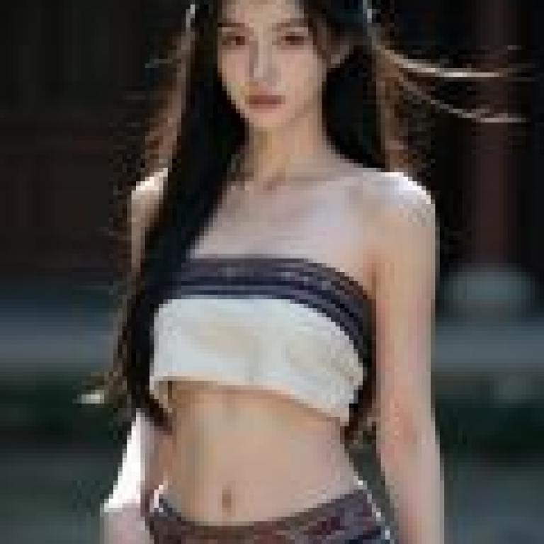 美麗的歷史陰影，照片中漂亮的女孩戴著一條金飾項鍊。