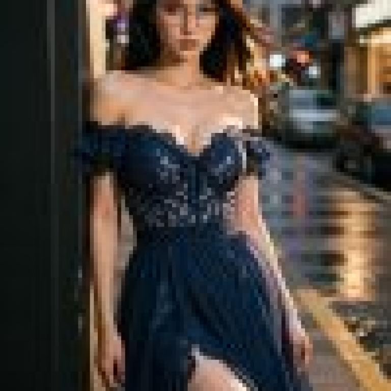 girls，Blue dress on a model.