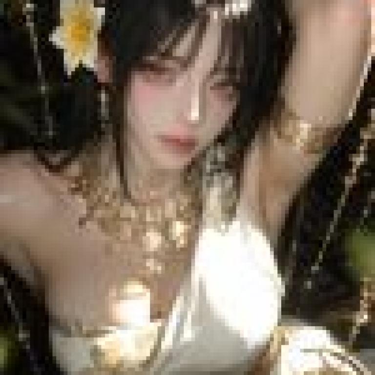微風輕拂，黑髮少女佩戴金色首飾。