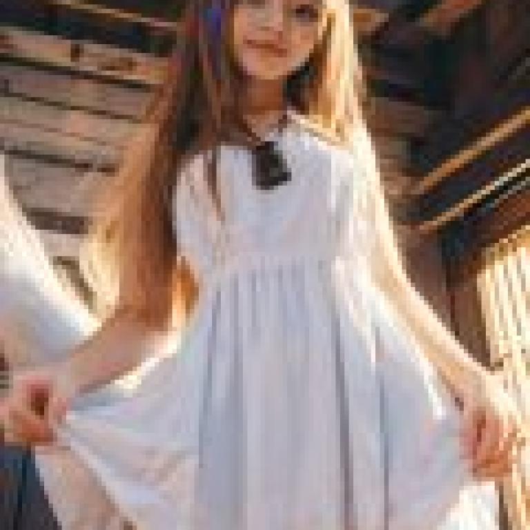 Spice and wolf，a girl with white clothing and fox ears.