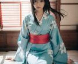 Araragi Tsukihi， Monogatari Series，A young girl sitting on a bench in Japan.